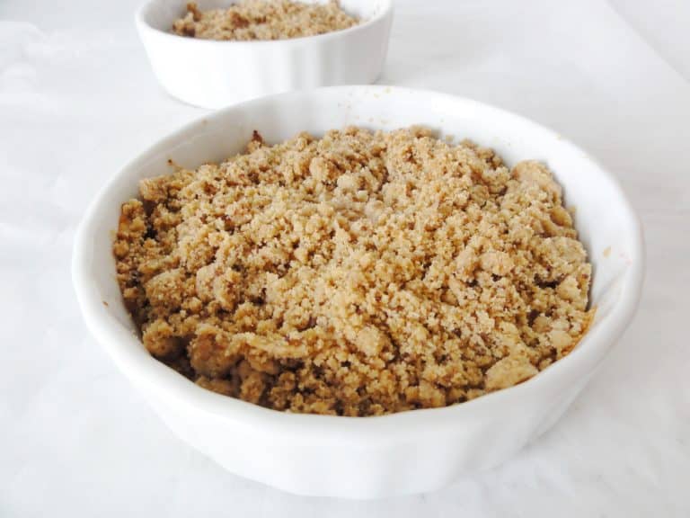 Le crumble aux pommes du Chat qui Tousse : un régal croquant pour les enfants et les grands