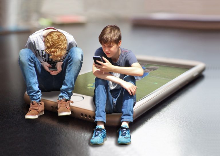 Les enfants passent deux fois plus de temps sur les smartphones qu’à parler avec leurs parents