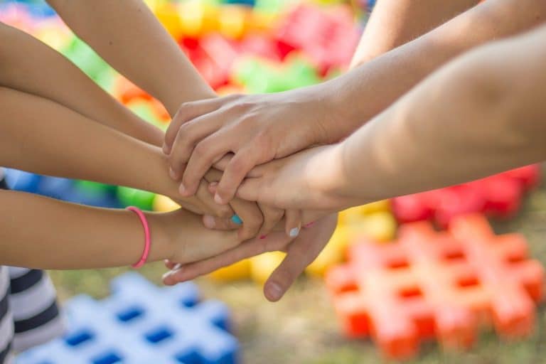 Apprendre aux enfants à aider les autres