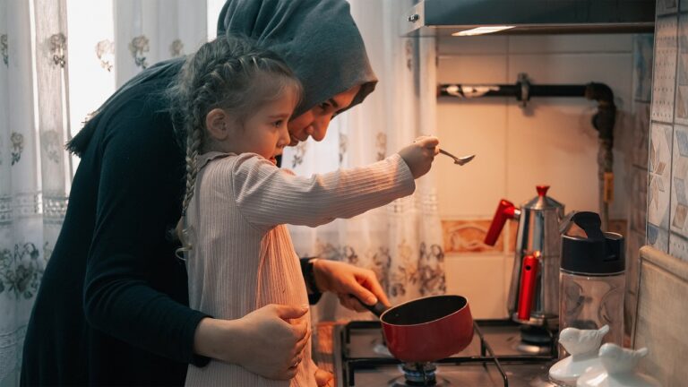 Envie de passer un bon moment en famille en cuisinant ? Découvrez nos recettes faciles à faire en famille !
