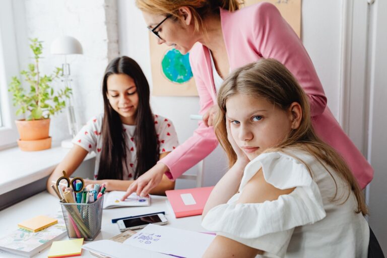 Comment pratiquer l&rsquo;éducation bienveillante avec des ados difficiles ?
