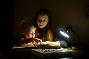 Comment pratiquer l&rsquo;éducation bienveillante pour aider les enfants à devenir confiants et autonomes ?