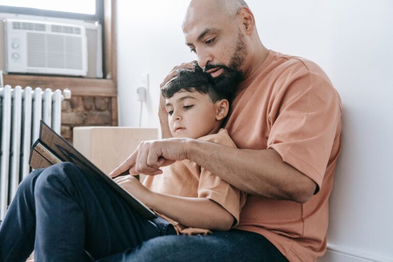Comment l&rsquo;éducation positive peut-elle favoriser l&rsquo;épanouissement et la responsabilisation des enfants ?