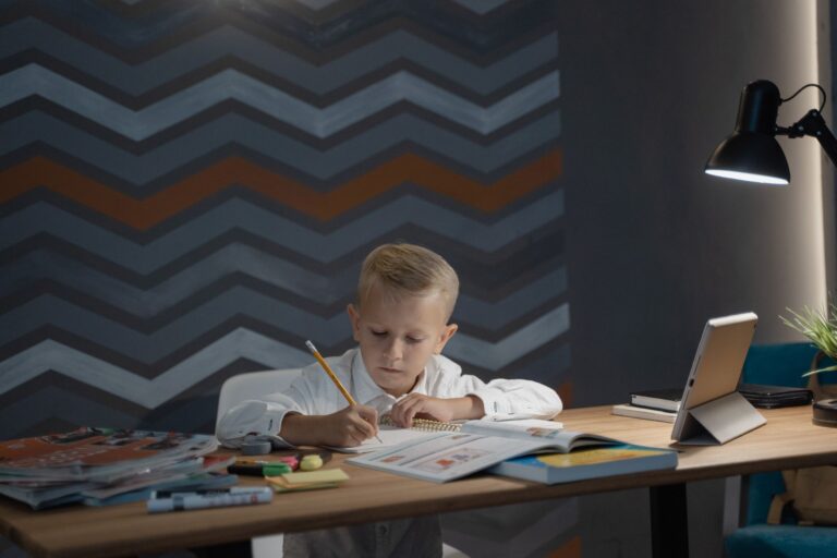 De bonnes notes peuvent cacher une pression scolaire coûteuse pour l’enfant